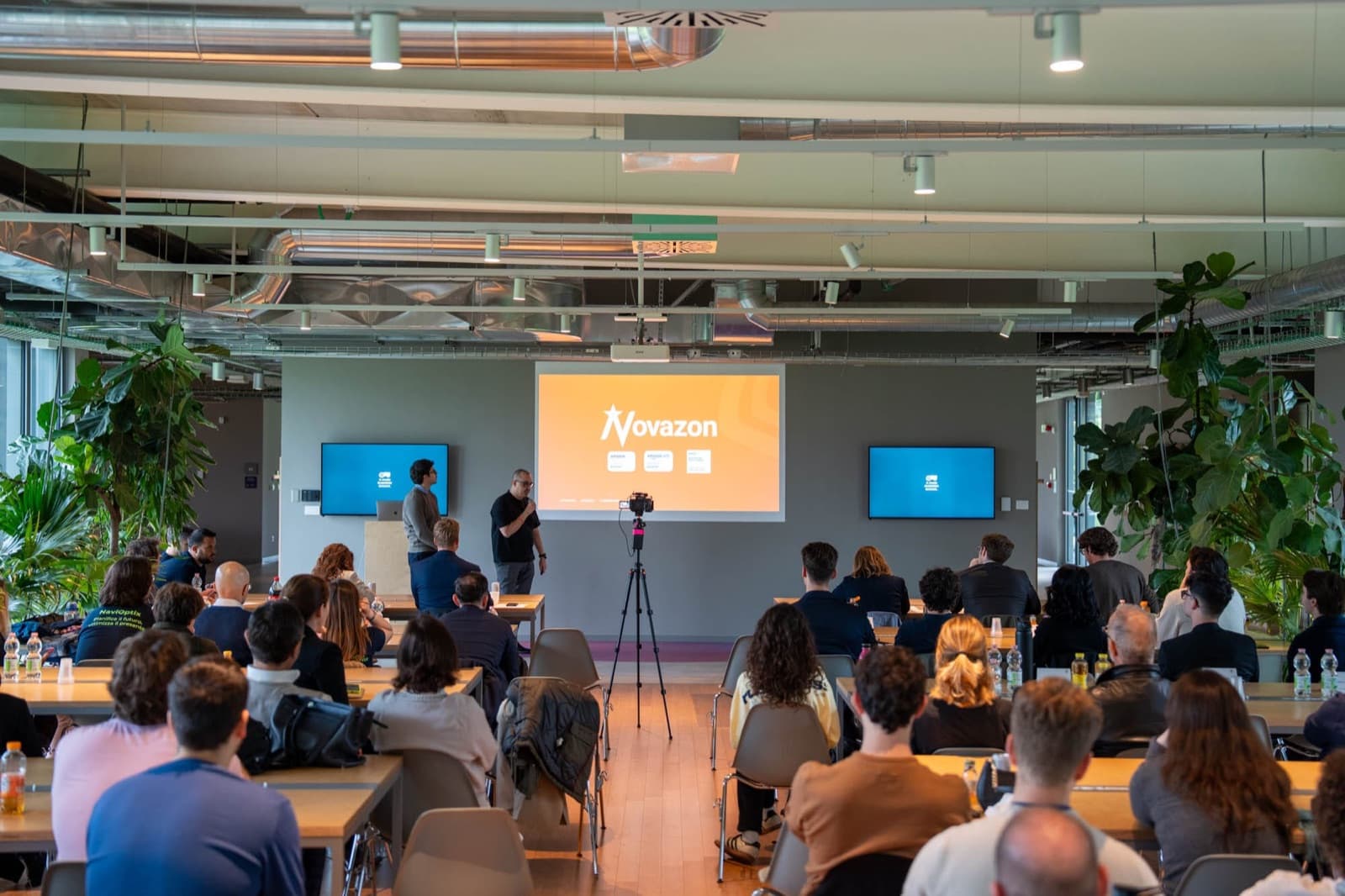 Novazon presenta a un evento di settore